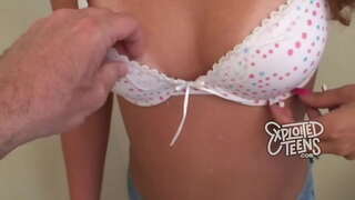 19 vjeçarja e nxehtë teen fucks dhe merr një gojë plotë të cum