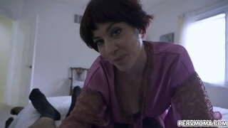 Horny mamička Jessica Ryan trvá v jej stepson cicať svojho mladého vtáka