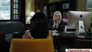 Avi Amor sólo ver Kenzie Taylor disfruta de lamer su coño