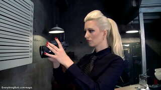 Големи цици milf полицай Чери Трън анални играчки брюнетка обвити Мади За Райли в офиса след това анал чука си и Вероника Авлув в килията тройка