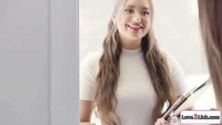 Planificador de la boda seduce a un par y se masturban sus coños y convence a em a tener un 3some.Ella lame las rubias coño mientras su tetona gf facesits su