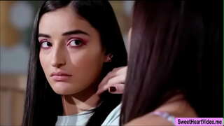 Алън Круз и Емили Уилис използват език помежду си за постигане на оргазъм