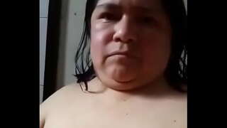 Mature dans la salle de bain