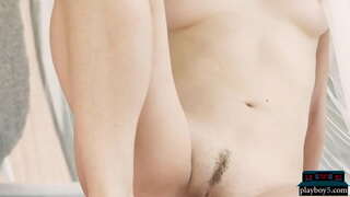 Дребничка млада модел блондинка демонстрира своето невероятно стегнат тялото с топла задника