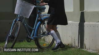 الطالب الشاب يريد أكثر من معلمتها