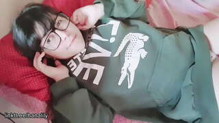 Момиче тийнейджър се докосва до своята путка