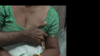 مادر گام با جوانان پسر به اشتراک گذاری تک تخت