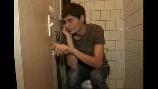 Ona ima z velik kurac od lad