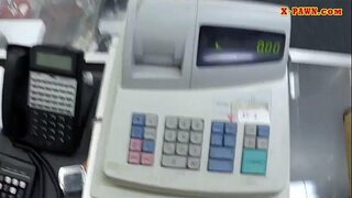 Блондинка маце продава своите чанти и удари