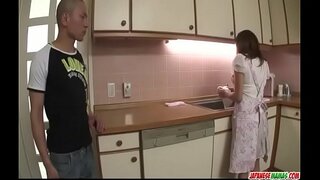 Hikaru Вакабаяши използва своите големи цици, да си играе с член