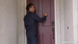 Майка Ева Нотти запихивает си стегната путка огромен член, докато й огромни цици раскачиваются