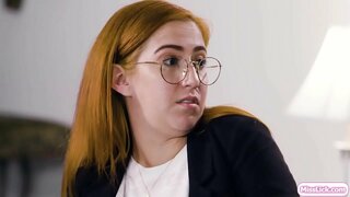 Гаряча блондинка та її пишна партнерка по злочинам планують наступну велику ціль. Неочікувано з&#039;являється їх офіцер-випробувач для розслідування її партнерки. Вони видають себе за пару та демонструють це офіцеру, цілуючись та ласкати свої кицьки.