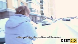 DEBT4K. Calibri אנג &#039; ל, ברמן יכול להרוויח כסף אבל היא יכולה לנצל אותה מינית קמעות