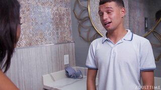 Vienne Mainty Tratra Ny Buddy Wacking Eny amin&#039;ny Azy Moms Bra!