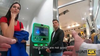 HUNT4K. L&#039;homme regarde comment sa beauté se fait pénétrer par un étranger