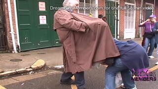 ميلف الساخنة ضرب في الشوارع الخرز في نيو أورلينز