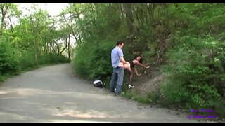 Najprv sa dotýkali v bare a potom idú do prdele, vo verejných záhradách