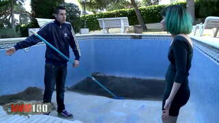 Емо тийнейджър със зелени коса, дълбоко трахается и еякулира върху лицето